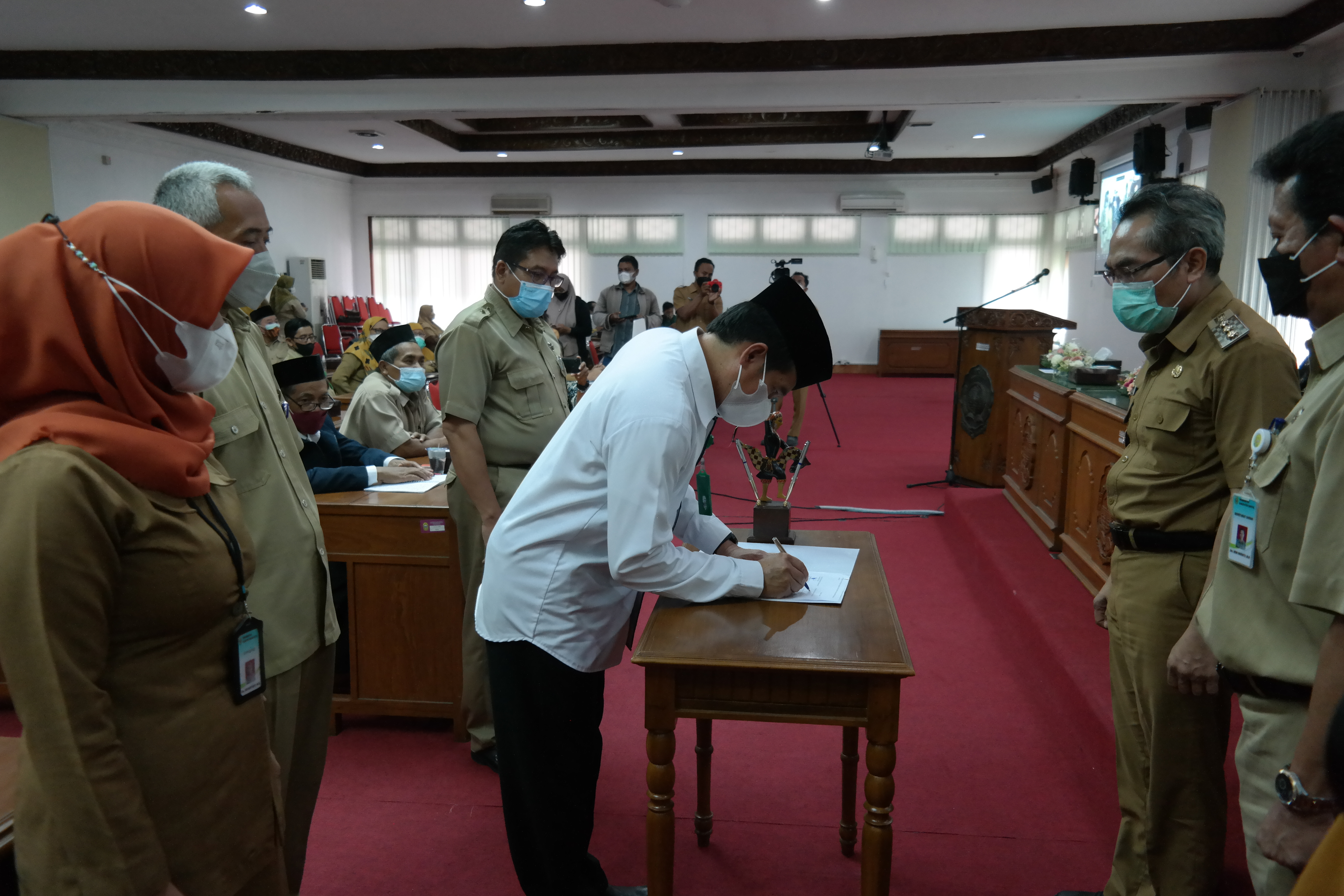 Foto penandatanganan oleh Kepala Kankemenag Bantul