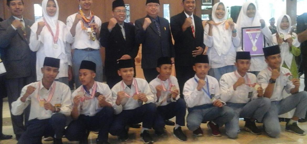 Bupati Bantul Beri Sepeda 12 Siswa Peraih Prestasi Nasional-Internasional Pada Upacara HAB Ke-73 Kemenag
