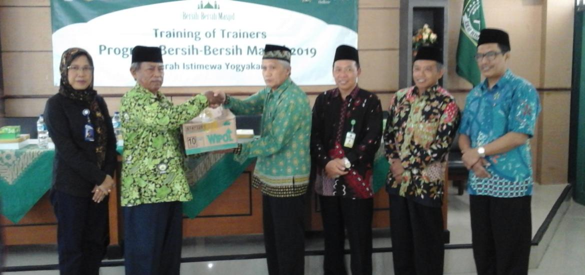 Perwakilan Takmir Masjid Menerima Paket Kebersihan