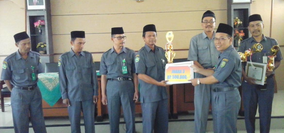 Penyampaian penghargaan para juara