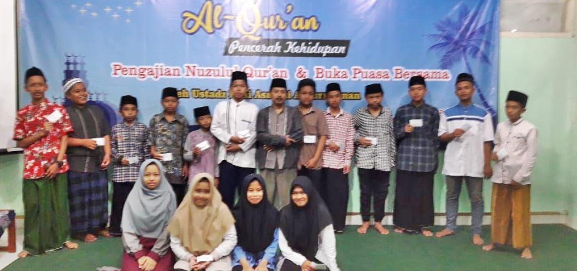Siswa yatim menerima santunan