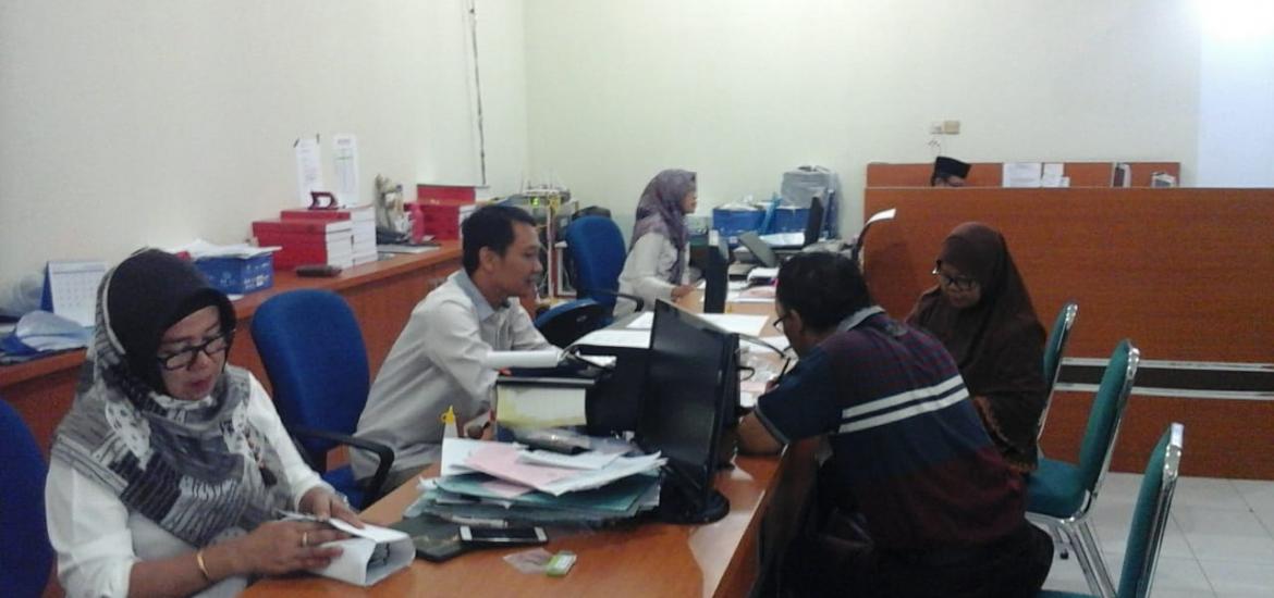 Staf PHU melayani pelunasan