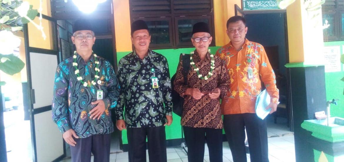 Tim Penilai memverifikasi masjid sekolah