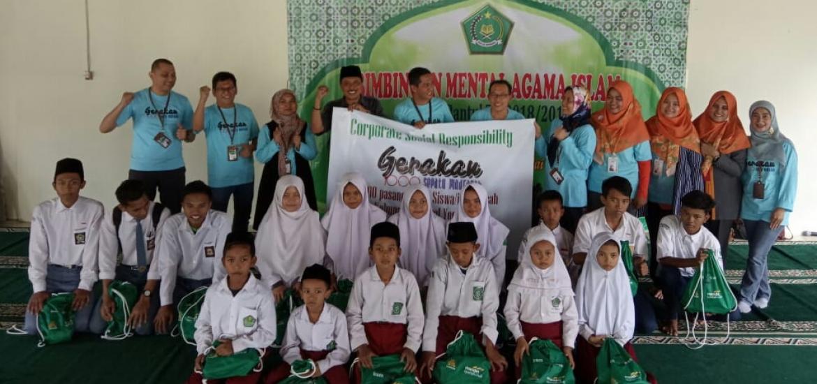 Penerimaan bantuan sepatu siswa madrasah dari BSM