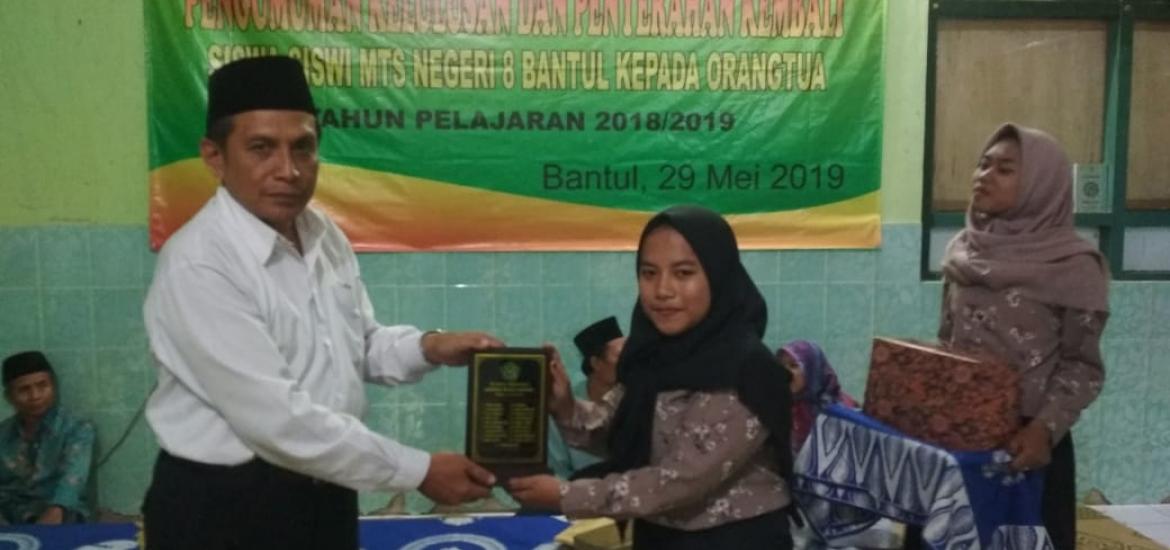 Penyerahan penghargaan siswa berorestasi