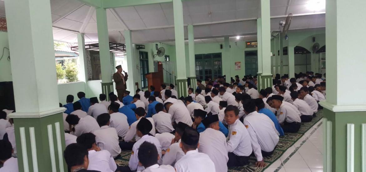 Siswa MTsN 4 Bantul mengikuti Sanlat