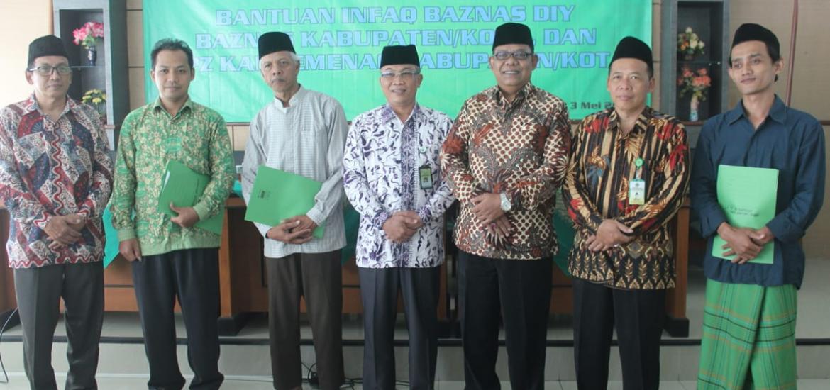 Penyerahan bantuan secara simbolis oleh Kakanwil