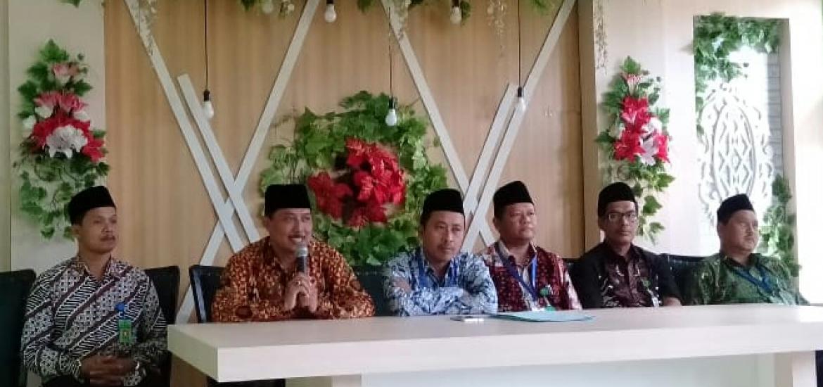kasub Bagian TU Kemenag Bantul menerima tim penilai 