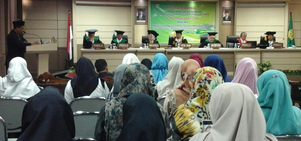 Halili menjawab pertanyaan para penguji