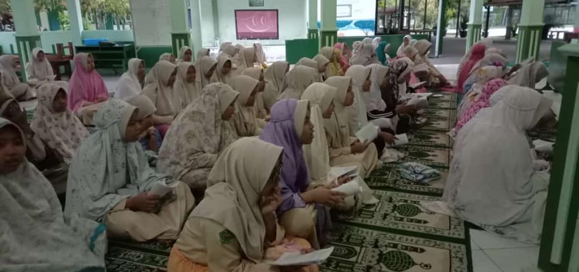 Siswa Mengikuti Mujahadah