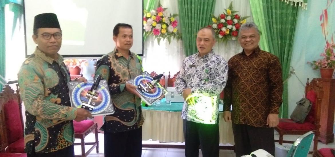 Terima alat ukur kiblat