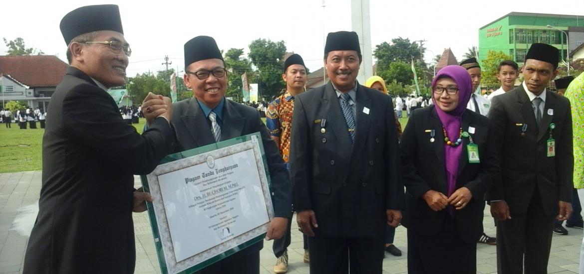 Menerima penghargaan