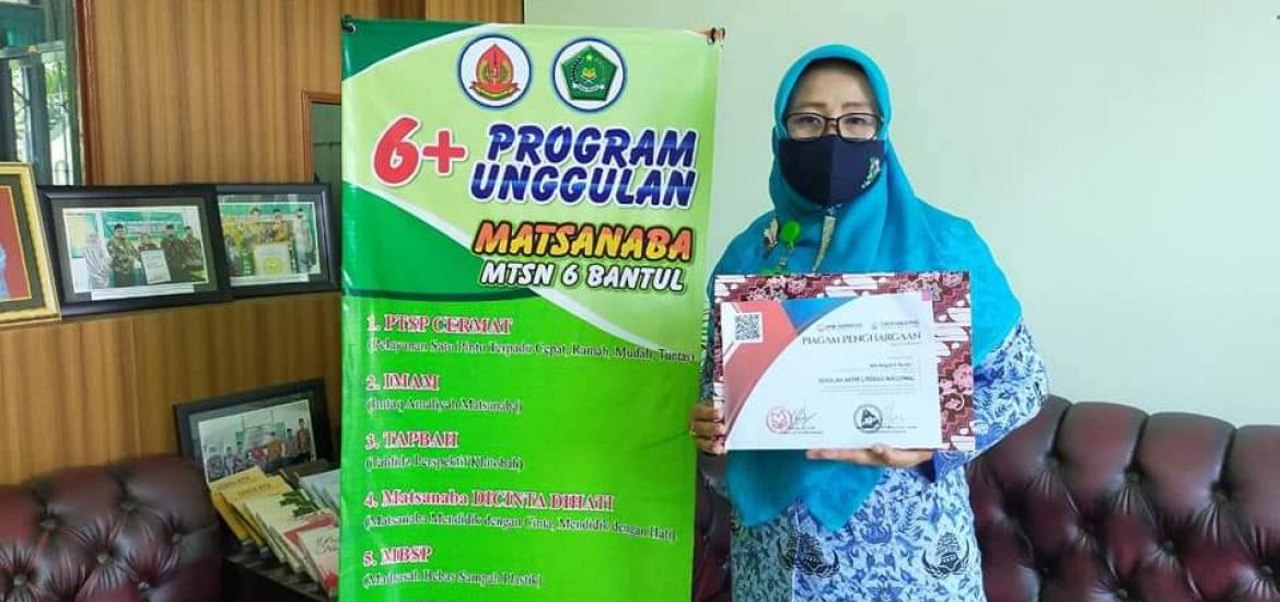 Kepala MTsN 6 Bantul Terima Penghargaan Bidang Literasi | Kemenag Bantul