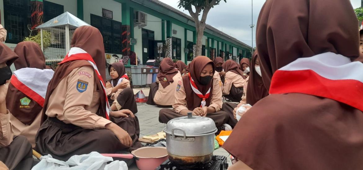 Siapkan Diri untuk Kemah, Anggota Pramuka MTsN 9 Bantul Latihan Memasak ...