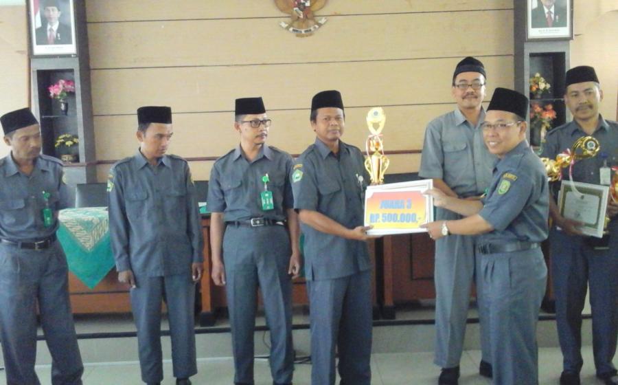 Penyampaian penghargaan para juara