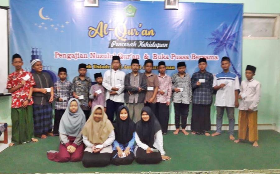 Siswa yatim menerima santunan