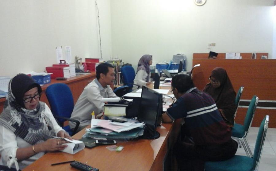 Staf PHU melayani pelunasan