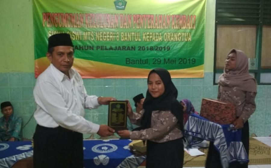 Penyerahan penghargaan siswa berorestasi