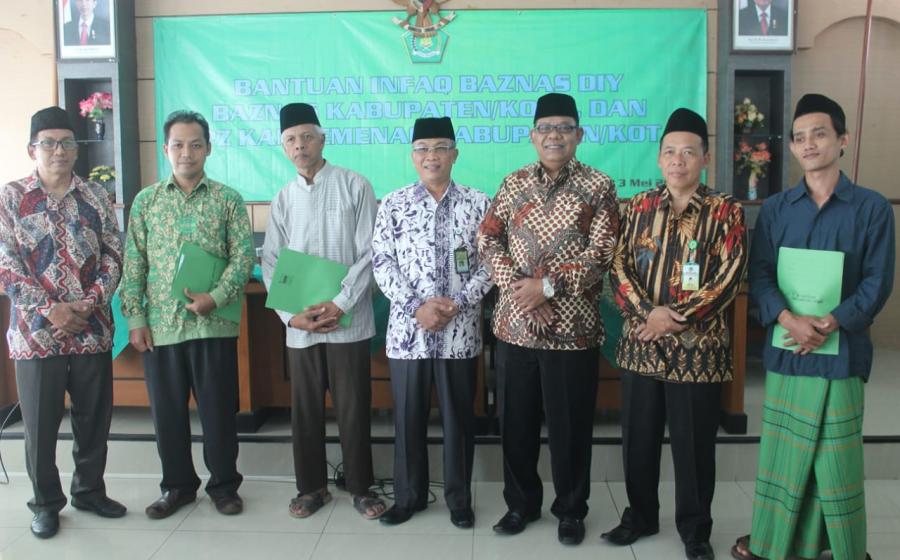 Penyerahan bantuan secara simbolis oleh Kakanwil