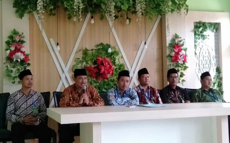 kasub Bagian TU Kemenag Bantul menerima tim penilai 