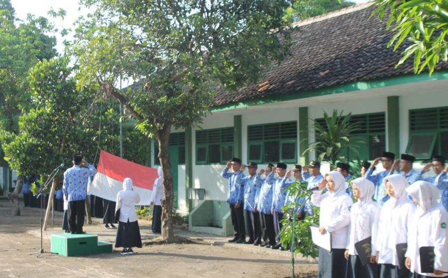 Pelaksanaan upacara harlah pancasila MTsN 1 Bantul
