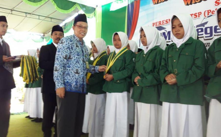 Kepala Kantor Kemenag Bantul Mewisuda siswa