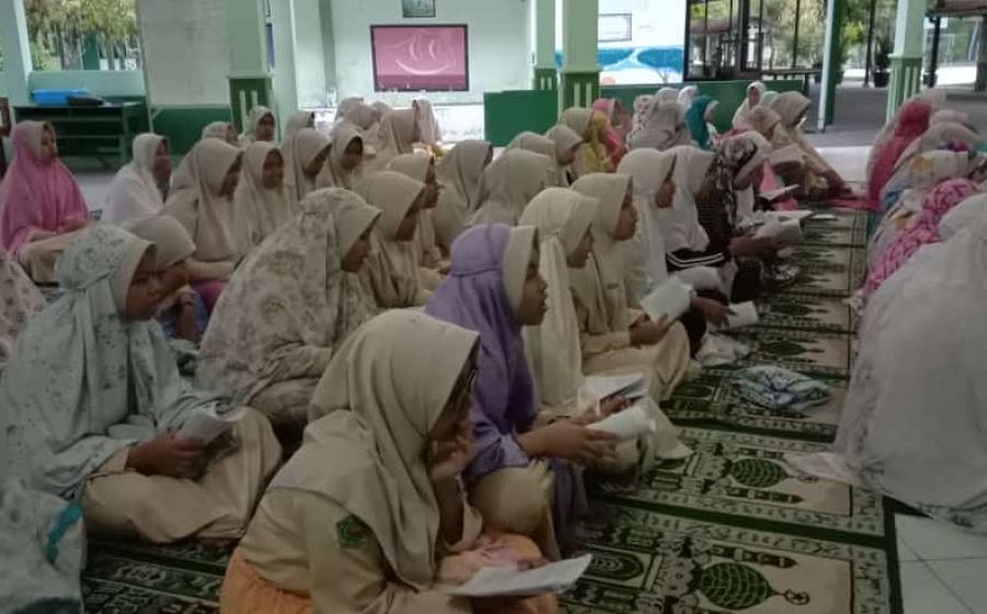 Siswa Mengikuti Mujahadah
