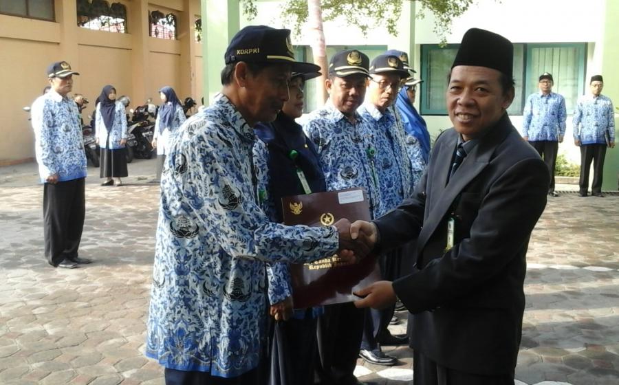 Kepala Kantor sampaikan satya lancana karya satya