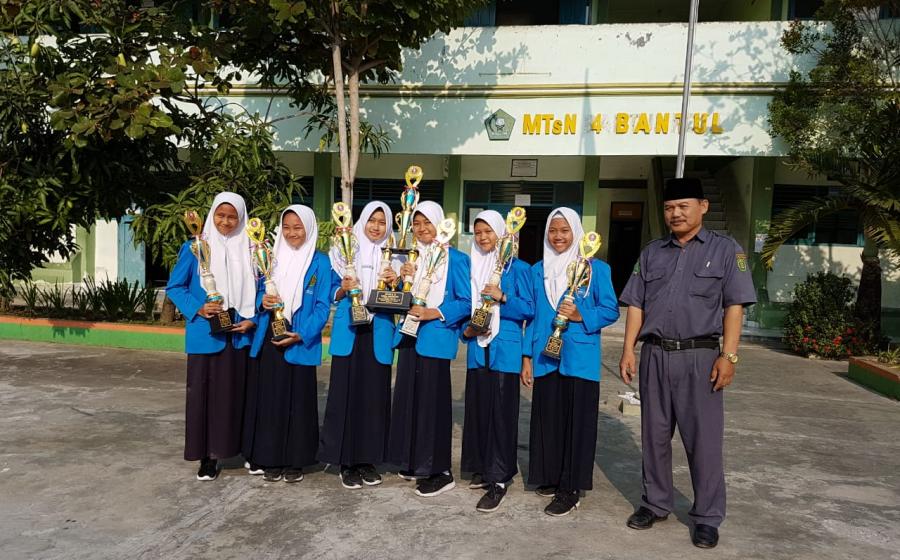 Juara drumband MTs4 Bantul