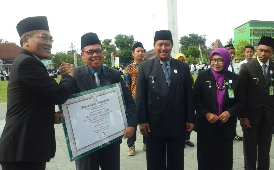 Menerima penghargaan